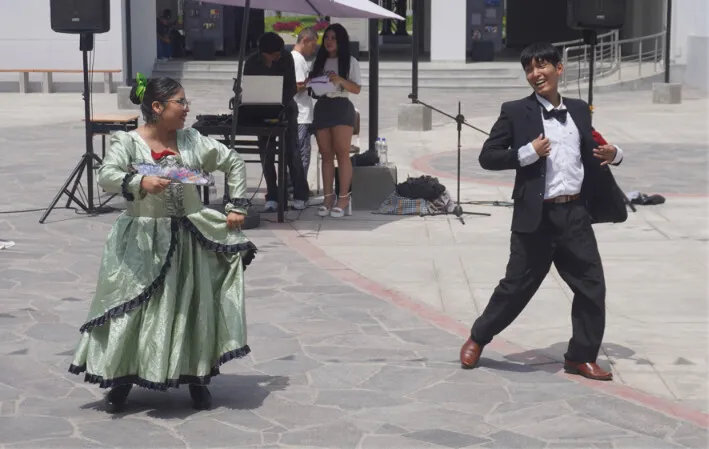 Una pareja baila tondero frente al público sanmarquino.