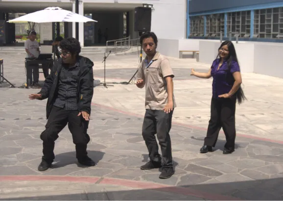 Estudiantes del público se animan a bailar en la explanada.
