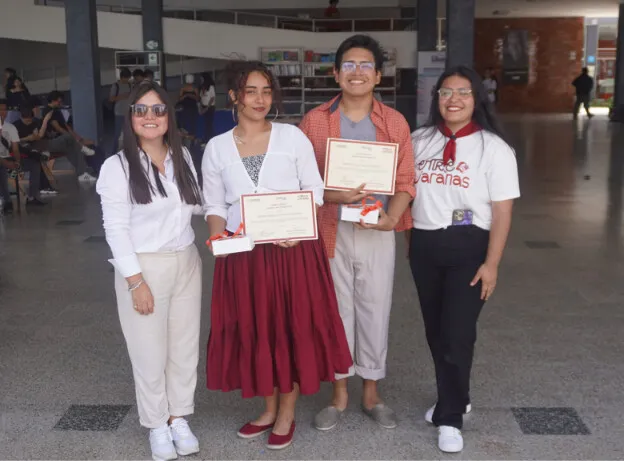 Integrantes del proyecto junto a los bailarines invitados, que recibieron un reconocimiento.